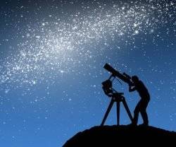 El hombre mira el cielo estrellado y no sólo se hace preguntas científicas, sino también espirituales... y pueden ir relacionadas