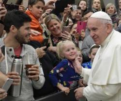 El Papa saluda en la audiencia a un peregrino que le ofrece el tradicional mate argentino