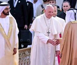 El Papa fue recibido por el príncipe heredero y con honores militares