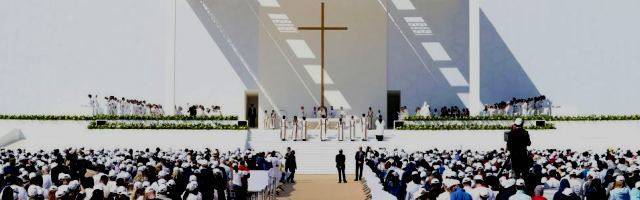 Primera misa de un Papa en la península arábiga: las Bienaventuranzas, ante jeques e inmigrantes