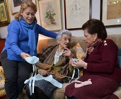 Con casi 109 años es una activa voluntaria de RedMadre: crea ropa de bebé para mujeres en dificultad