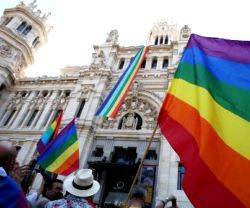 En el Ayuntamiento de todos los madrileños, el emblema de un lobby... las leyes LGTB en España coartan libertades y multan a disidentes 