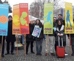 Manifestantes en la Marcha por la Vida de París de enero con emblemas de la red europea One of Us
