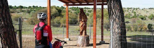 Más acoso político contra la Virgen del Abrazo: su escultor explica por qué Ella tiene tanta fuerza