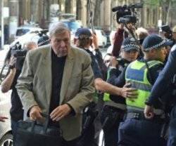 El cardenal Pell, rodeado de prensa y policía... insiste en que es inocente y va a presentar un recurso contra su condena, todo depende de un solo acusador