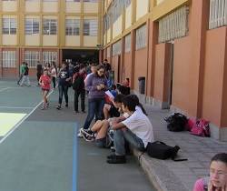 8-M: Un instituto de Huelva quitará parte del recreo a los niños por sus «privilegios» como varones