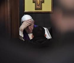 Antes de la intervención del Papa hubo una celebración penitencial en la que Francisco confesó a algunos sacerdotes / Vatican Media