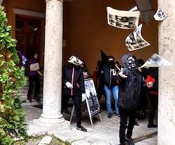 Durante unos minutos, feministas encapuchadas profirieron insultos contra la Iglesia interrumpiendo una cto en el arzobispado de Valladolid. Foto: Ical.