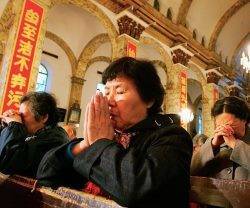 En las iglesias controladas en China por el Partido, se permite el culto, pero no la difusión de folletos o postales cristianas.