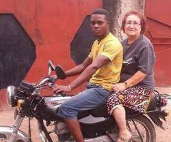 Con su moto, el joven Alfredo ha ayudado mucho a las misioneras de Kinshasa, una ciudad inmanejable e insegura