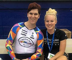 Rachel McKinnon, hombre que ahora compite como mujer, ganando competiciiones internacional de ciclismo