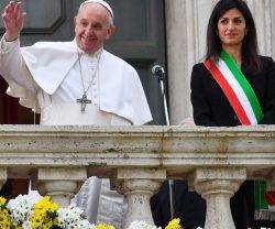 El Papa Francisco con la alcaldesa de Roma, Virginia Raggi, en su visita al Ayuntamiento en la colina capitolina