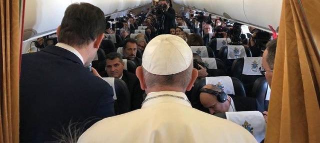 La crisis migratoria, libertad religiosa y el caso Barbarin...: rueda de prensa del Papa en el avión