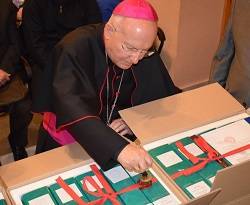 El obispo de Jaén, Amadeo Rodríguez, lacra las cajas con la documentación del proceso de beatificación que se enviarán a Roma