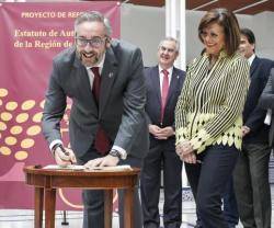Víctor Martínez, del PP - que gobierna Murcia con mayoría absoluta- firma el nuevo Estatuto lleno de feminismo radical e ideología de género