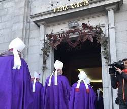 Los obispos españolas pasan por la Puerta Santa del santuario dedicado al Corazón de Jesús en el Cerro de los Ángeles / Fotos Ecclesia