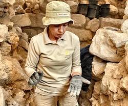 Sveta Pnik, en la zona de excavación donde fueron encontradas las piezas. Foto: Eliyahu Yanai, Ciudad de David.