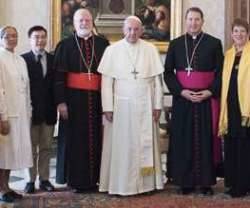El Papa Francisco posa con miembros de la Pontificia Comisión para la Protección de Menores, con miembros de todo el mundo