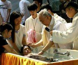 Cada año unos 3.000 adultos se bautizan en Hong Kong... suelen ser jóvenes que luego forman sus familias cristianas con hijos