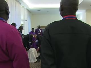 El Papa besa los pies de líderes de Sudán