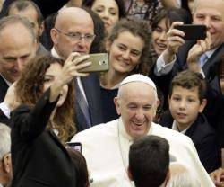 El Papa Francisco con los jóvenes del Liceo Visconti.. les exhortó a no dejarse esclavizar por el móvil, el dinero y la mediocridad