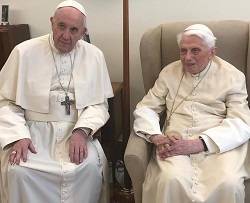 El Papa Francisco, en su visita a Benedicto XVI 