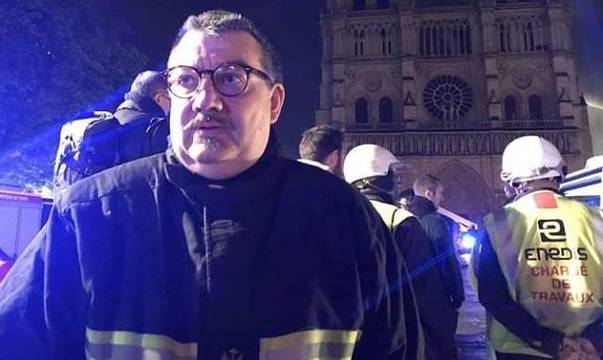 El padre Fournier, el «héroe» que entró a Notre Dame entre las llamas y salvó la Corona de Espinas