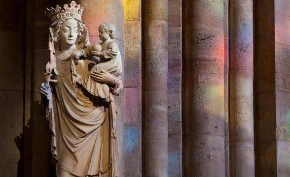 Tras el incendio de Notre Dame «Nuestra Señora de París» apareció intacta junto a los escombros