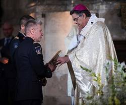 En la misa de Pascua, el arzobispo de París regaló una Biblia a los bomberos que trabajaron para apagar el fuego en Notre Dame