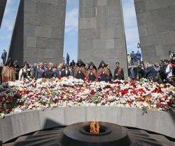 Una ceremonia con líderes eclesiales en el Memorial del genocidio armenio en Erevan