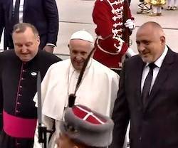 El Papa fue recibido a pie de avión por el primer ministro Boiko Borísov.