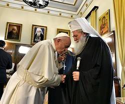 El Papa besó la cruz pectoral del patriarca ortodoxo Neófito cuando fue recibido en el Palacio del Santo Sínodo.
