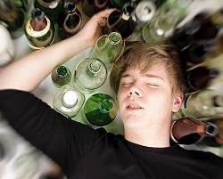 El problema del alcohol entre los adolescentes es junto con el de la pornografía el que más quebraderos de cabeza da a familias y autoridades