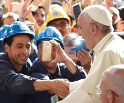 El Papa Francisco en un encuentro con mineros y obreros... convoca para 2020 un encuentro para una economía más ética y humana