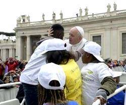 El Papa, antes de finalizar sus catequesis sobre el Padrenuestro, invitó a subir al Papamóvil a chicos llegados de Libia a través de un corredor humanitario