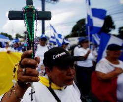 Cuando aún se permitían algunas manifestaciones contra el régimen, los símbolos religiosos eran abundantes - todos oran por la paz en Nicaragua
