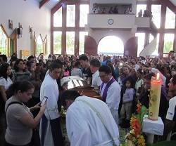 El asesinato del padre Cecilio ha dejado conmocionados a los católicos salvadoreños