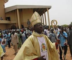 Justin Kientega,  obispo de la diócesis de Ouahigouya, ha tomado estas decisiones tras los últimos ataques contra los cristianos