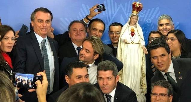 Bolsonaro cede el Palacio presidencial y participa en la consagración de Brasil al Corazón de María