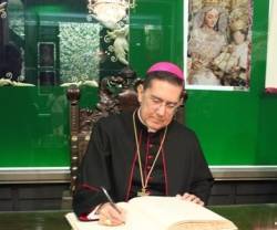 El obispo Ayuso con la Virgen de la Macarena en Sevilla... va a dirigir a nivel vaticano el diálogo de la Iglesia Católica con las otras religiones
