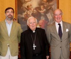 De izquierda a derecha, Álvaro Pérez, de AIN Levante; el cardenal Antonio Cañizares; y Antonio Sáinz de Vicuña, de AIN España