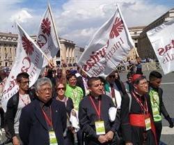 El cardenal Tagle y los delegados de Cáritas de todo el mundo acuden a la Plaza de San Pedro para la audiencia del miércoles con el Papa