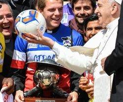 El Papa bromea con algunos sacerdotes que juegan a fútbol en la Clericus Cup... empieza un ciclo de catequesis sobre Hechos de los Apóstoles