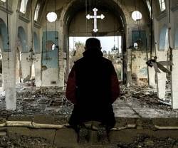 Una iglesia de Siria o Irak destruida por yihadistas de Estado Islámico... millones de cristianos viven bajo amenaza de violencia