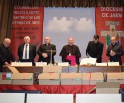 Las cajas con los expedientes sobre los 130 mártires de Jaén, en la clausura del proceso diocesano, con el obispo Amadeo 