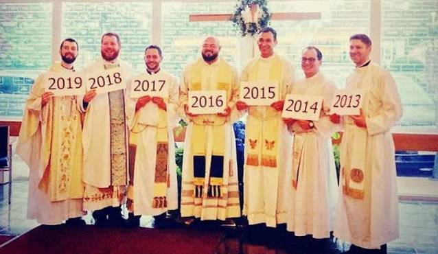7 sacerdotes ordenados en 7 años en la misma parroquia: ellos mismos explican cuál es el secreto