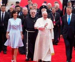 El Papa, a su llegada a Bucarest, flanqueado por el Presidente de Rumanía y su esposa