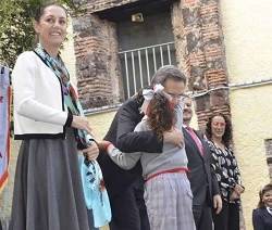 A la izquierda la alcaldesa de Ciudad de México, Claudia Sheinbaum, y a su lado el  secretario de Educación, Esteban Moctezuma