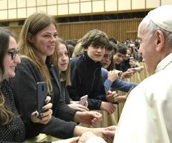 Francisco recibe a unos estudiantes de un liceo italiano... el Papa exhorta a educar también con la espiritualidad