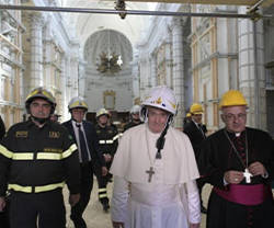 El Papa Francisco visitando uno de los templos en reconstrucción tras el terremoto que sacudió esta zona de Italia en 2016